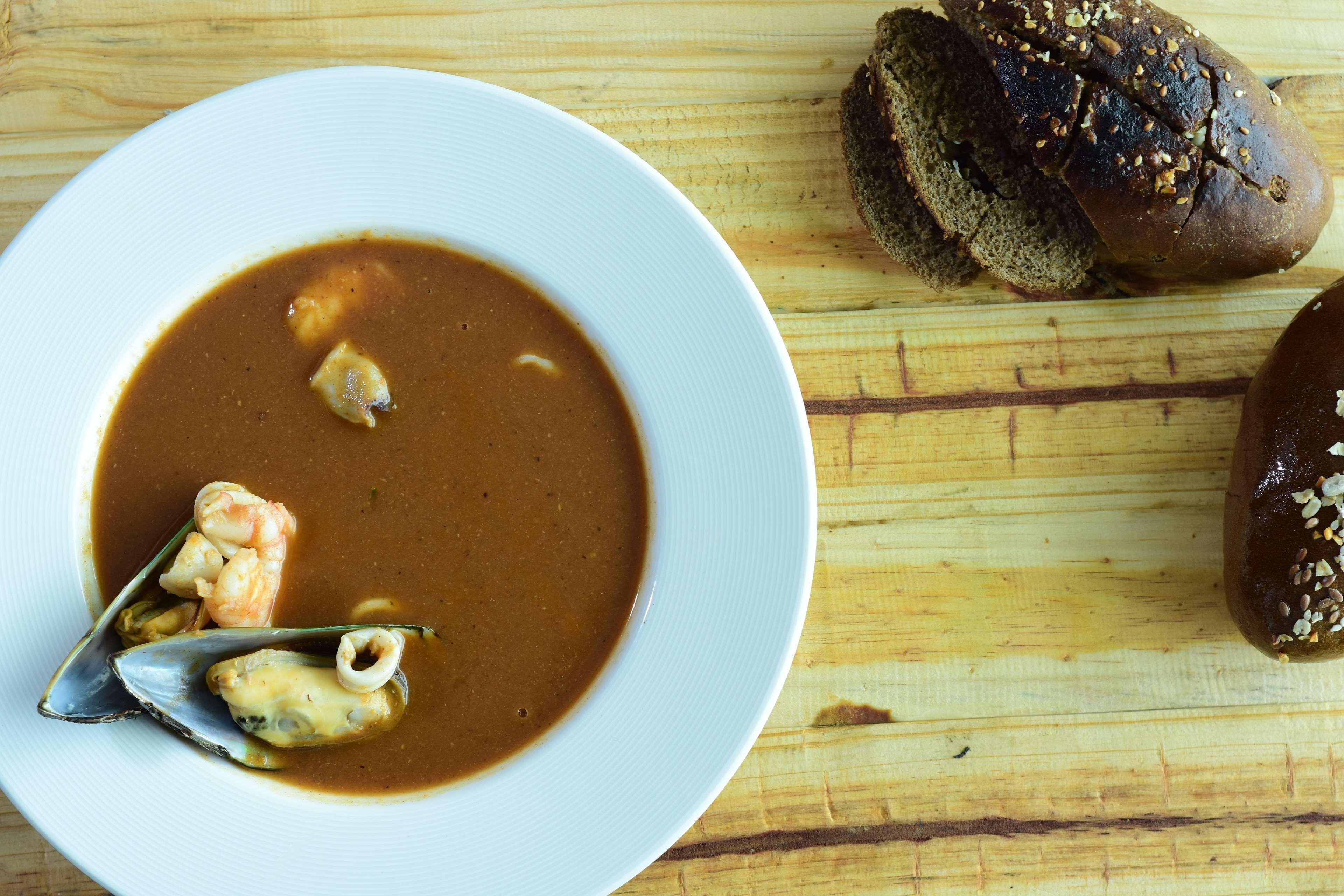 Hilton Mumbai International Airport Hotel Luaran gambar A bowl of chowder with bread