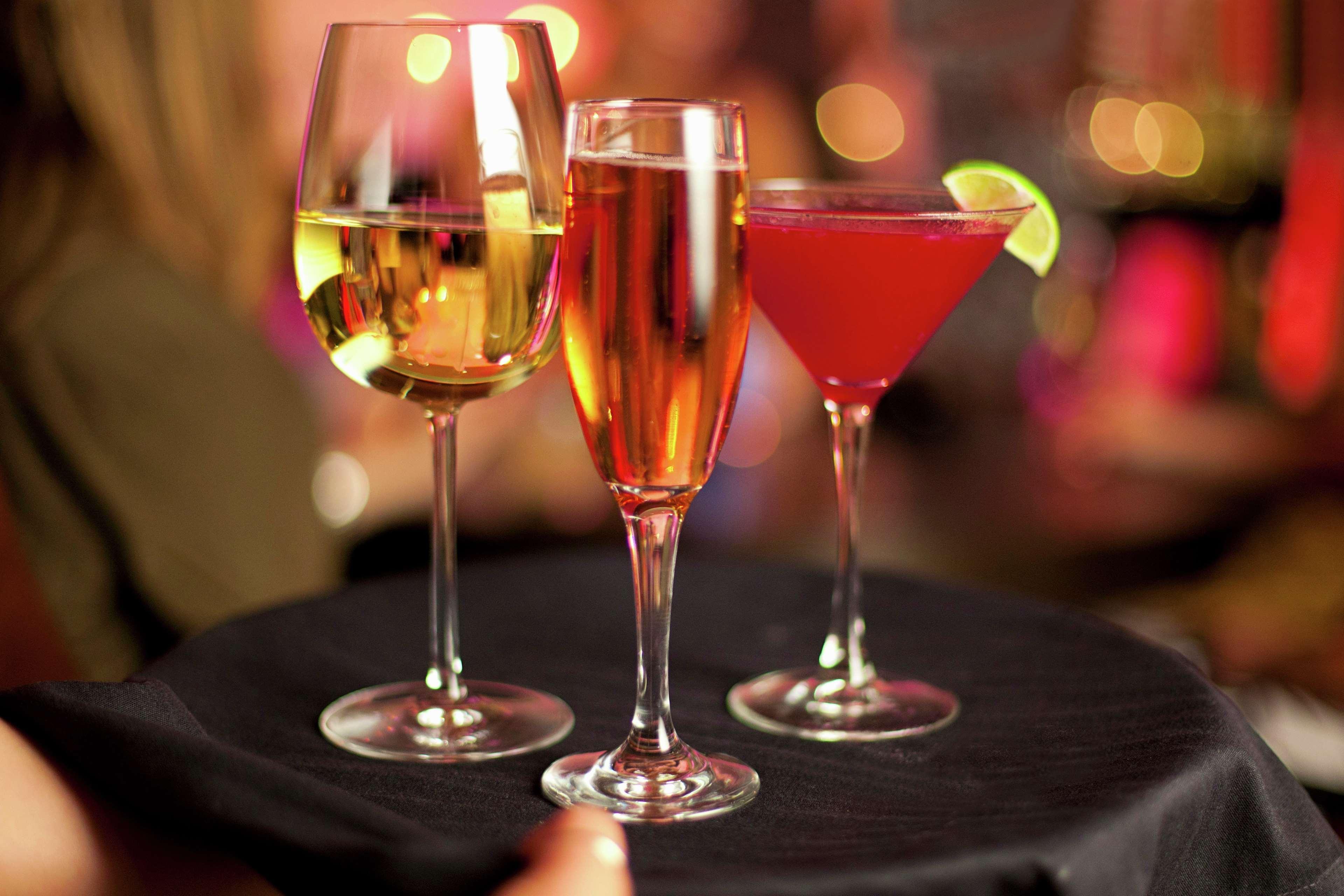 Hilton Mumbai International Airport Hotel Luaran gambar A wine glass, champagne flute and cocktail glass