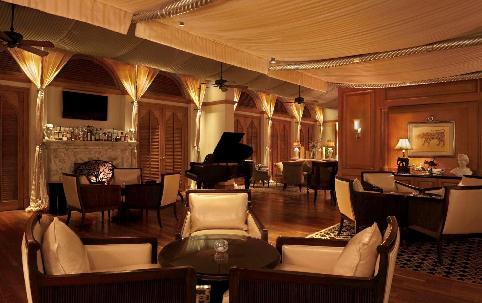 Hilton Mumbai International Airport Hotel Luaran gambar The piano bar at the Taj Mahal Palace