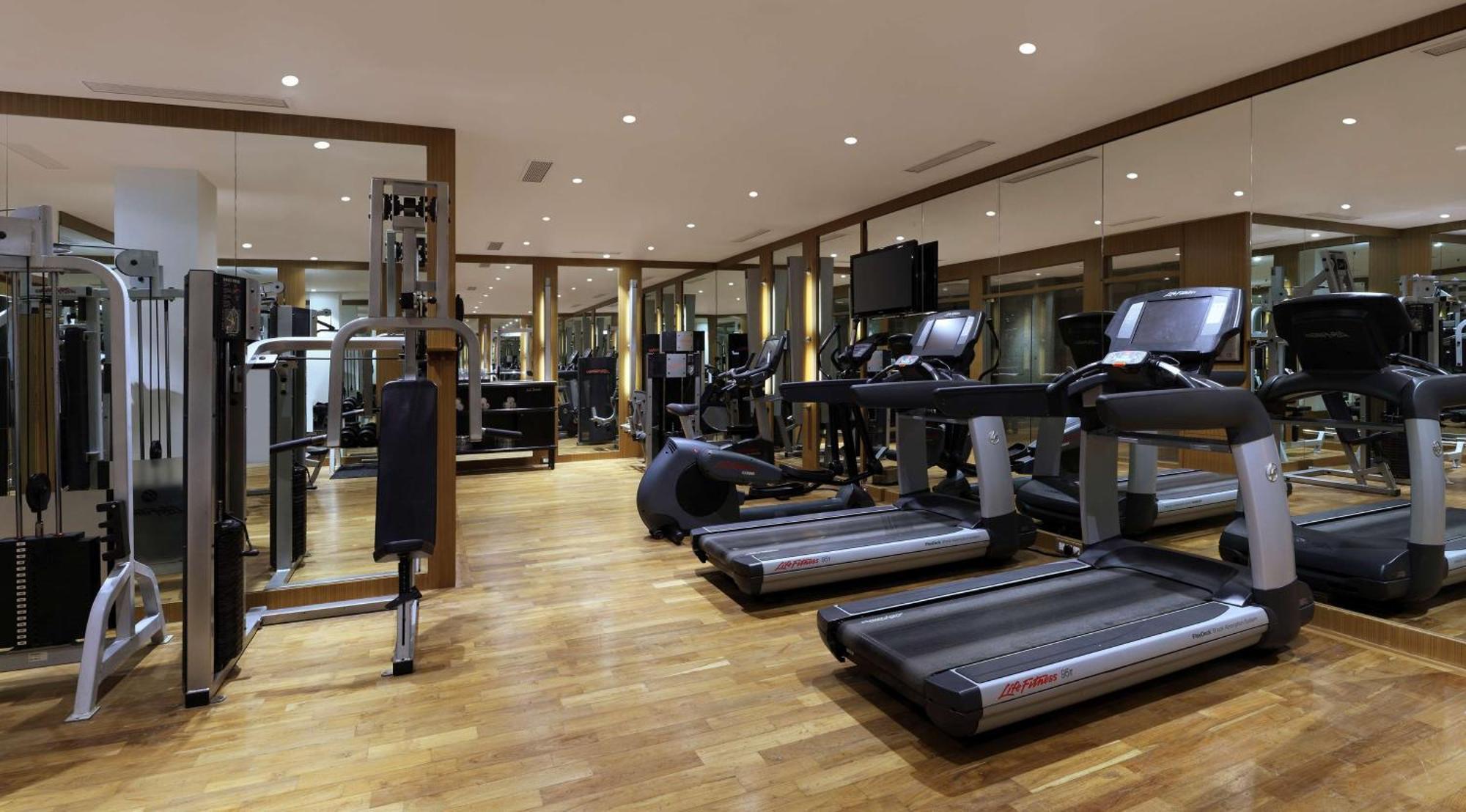 Hilton Mumbai International Airport Hotel Luaran gambar The gym at the hotel