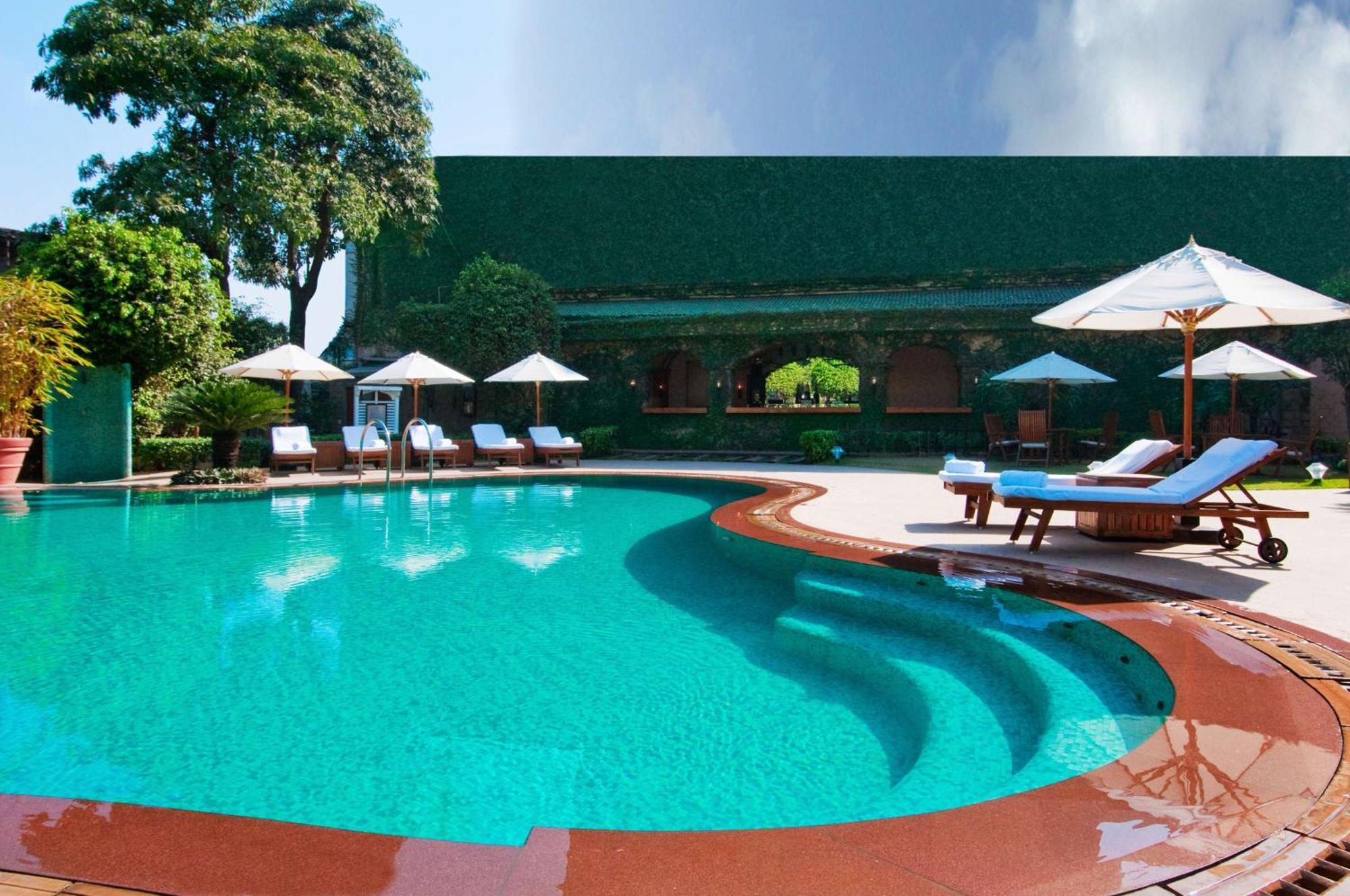 Hilton Mumbai International Airport Hotel Luaran gambar The swimming pool at the Taj Bengal