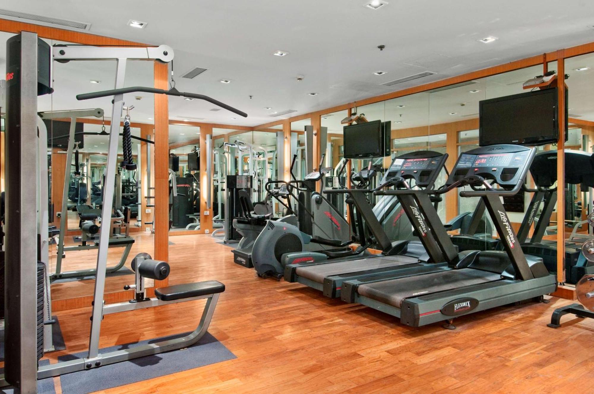 Hilton Mumbai International Airport Hotel Luaran gambar A gym at a hotel