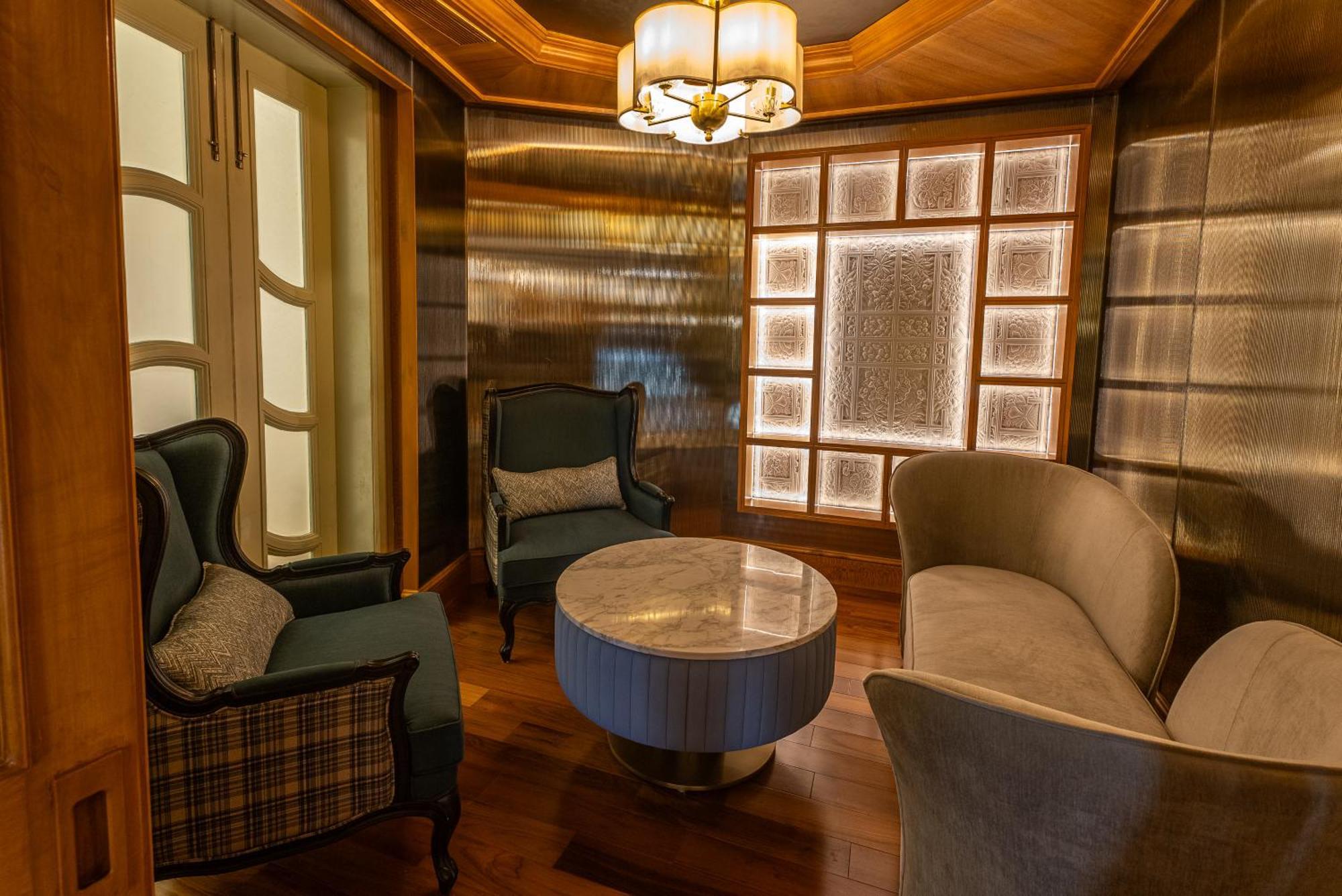 Hilton Mumbai International Airport Hotel Luaran gambar The interior of the lounge