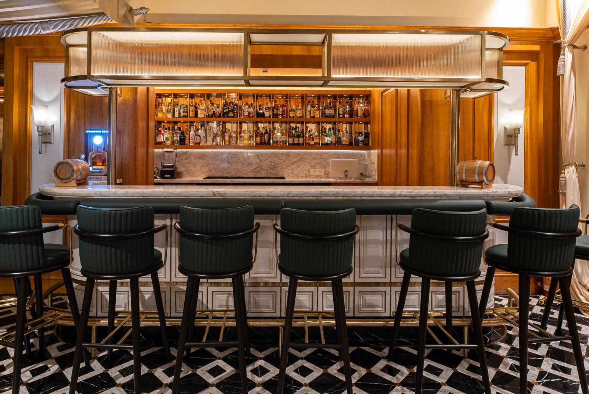 Hilton Mumbai International Airport Hotel Luaran gambar The bar at the 1901